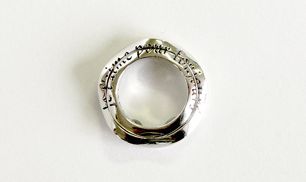 指輪 1/2 。1つの指輪を2人が分かち合うデザイン。
