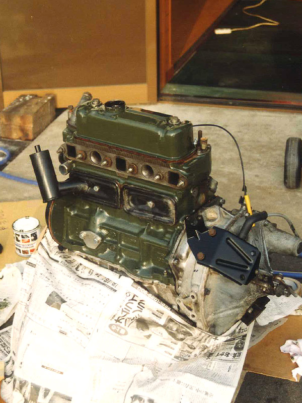 ベース車輛（Mini Sprite）のエンジン。耐熱塗料にて着色中。