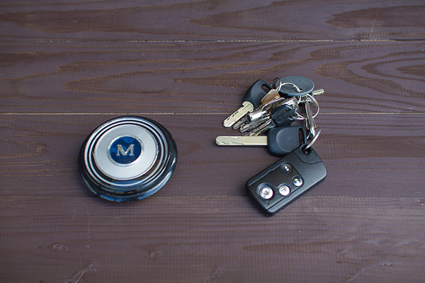 ミニを降りる時に取り外した、Morris Mini Cooper のホーンボタンと、新しい車のキー