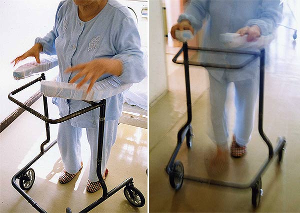 入院患者 のための 歩行器 TAP。第1試作。