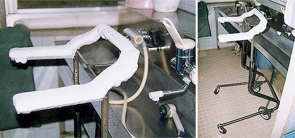 入院患者 のための 歩行器 TAP。第5試作。洗面所にて検証。