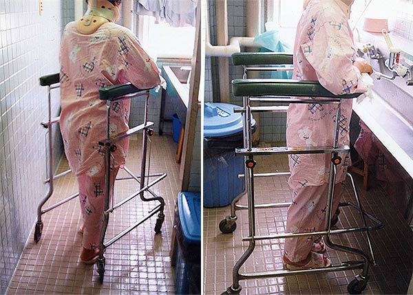 入院患者 のための 歩行器 TAP。洗面所にて。