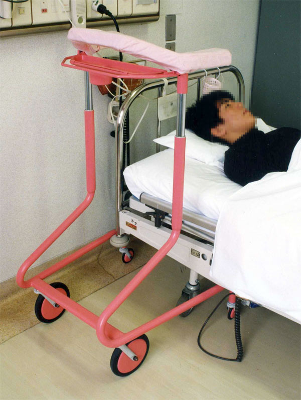 入院患者 のための 歩行器 TAP。最終形状。ベッドにて。