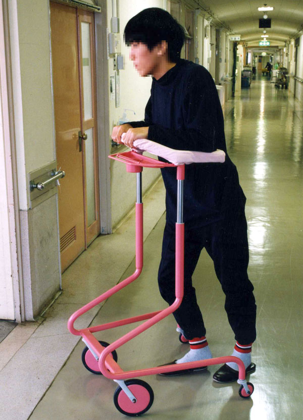 入院患者 のための 歩行器 TAP。最終形状。歩行時。