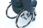 靴に装着する滑り止め KANTOBELON SNOW SLIP GUARD 。滑り止め効果の高い特殊織物KANTOBELONを使用した兄弟商品として、車椅子のタイヤに取り付ける滑り止め具もあります。