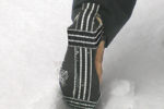 靴に装着する滑り止め KANTOBELON SNOW SLIP GUARD 。装着時裏面。織り込まれたゴム素材と繊維が、雪や氷上・屋内で優れた滑り止め効果を発揮します。