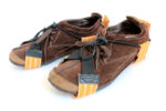 靴に装着する滑り止め KANTOBELON SNOW SLIP GUARD 。ベルトを外さずに靴を脱げるので、飲食店などで靴を脱ぐ際に便利です。