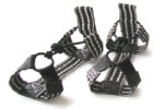 靴に装着する滑り止め KANTOBELON SNOW SLIP GUARD 。靴のサイズに合わせやすい伸縮素材、指を通しやすい樹脂リングを使用。