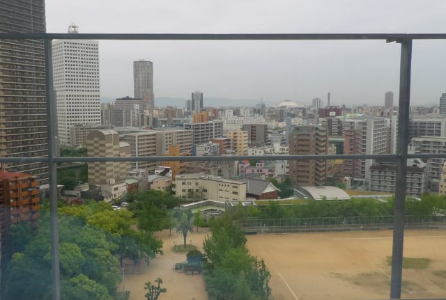 人工股関節置換手術 後の経過について。曇り空の大阪。病棟から撮影。