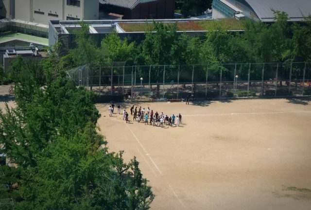 人工股関節置換手術後17日目の大阪。病院の目前にあるグラウンドでは野球をしている子供たちの姿が見えます。