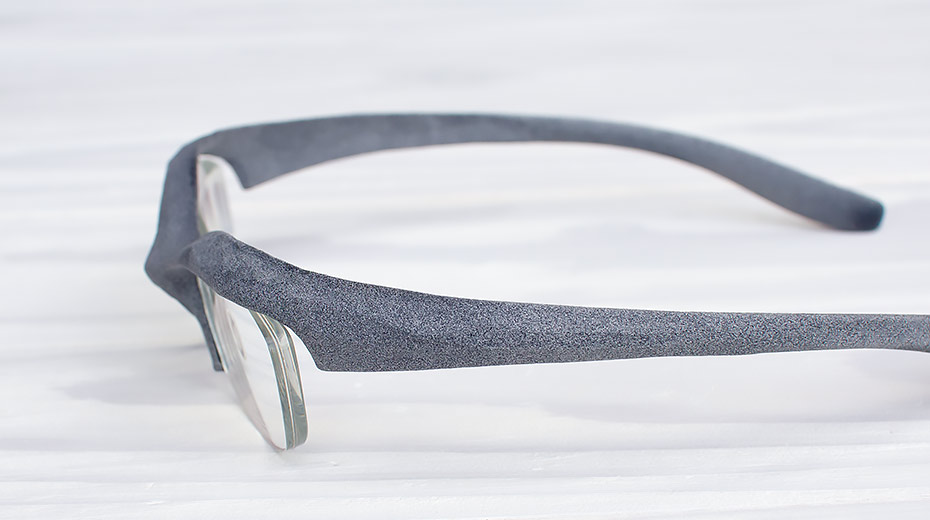 3Dデータ化した頭を元に、自分専用の眼鏡を作ってみる その4。 MJF での造型品は、表面の砂の様な素材感が良い感じです。