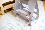 OKAMOCHIデリバッグの試作途中。1枚の紙から曲げとテープ止め、差し込みで簡単に作れる形を模索します。