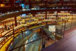 JIDA北陸ブロック 主催によるトークイベントの会場となる 石川県立図書館 。中は円形に並んだ棚が特徴的で、知の集積所といった雰囲気です。